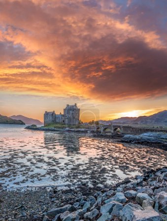 Téléchargez les photos : Colorful sunset against Eilean Donan Castle at Kyle of Lochalsh in the Western Highlands of Scotland - en image libre de droit