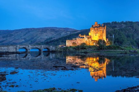 Foto de Night Eilean Donan Castle at Kyle of Lochalsh in the Western Highlands of Scotland - Imagen libre de derechos