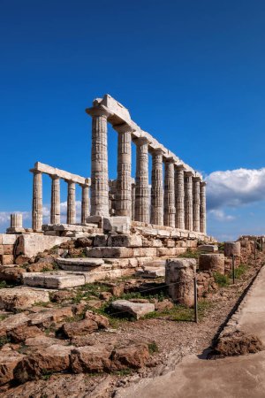 Téléchargez les photos : Cape Sounion with ruins of an ancient Greek temple of Poseidon in Attica, Greece - en image libre de droit