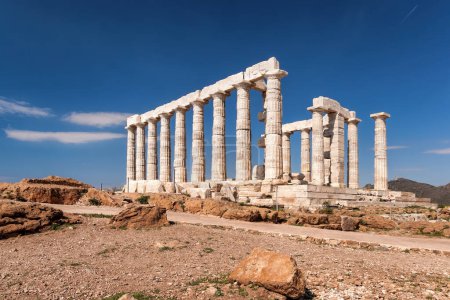 Foto de Cape Sounion with ruins of an ancient Greek temple of Poseidon in Attica, Greece - Imagen libre de derechos