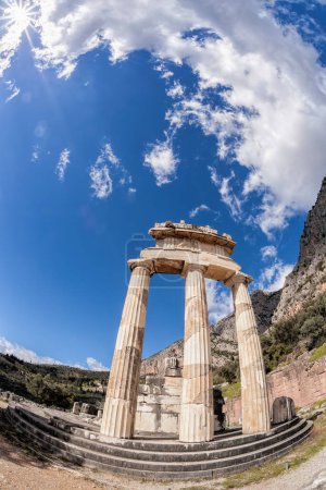 Téléchargez les photos : Delphes avec ruines du Temple en Grèce - en image libre de droit