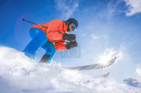 Téléchargez les photos : Skier skiing downhill in high mountains against against the fairytale winter forest. - en image libre de droit