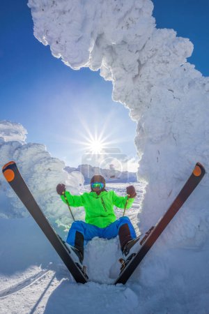 Foto de Skier is having fun during beautiful winter scenery in high mountains against sunset. - Imagen libre de derechos