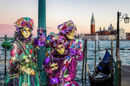 Téléchargez les photos : Masques de carnaval colorés lors d'un festival traditionnel à Venise, Italie - en image libre de droit