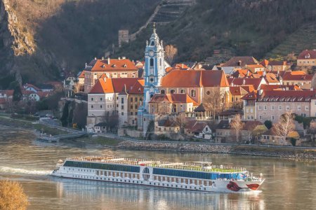 Foto de Pueblo de Durnstein durante la primavera con barco turístico en el río Danubio en Wachau (UNESCO), Austria - Imagen libre de derechos