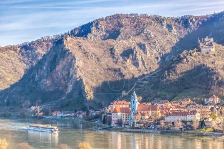 Téléchargez les photos : Village de Durnstein au printemps avec bateau touristique sur le Danube à Wachau (UNESCO), Autriche - en image libre de droit