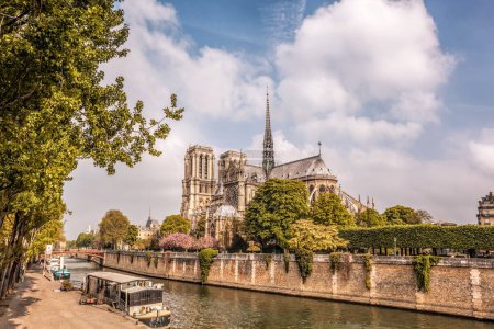 Foto de Catedral de Notre Dame con casas flotantes en el Sena durante la primavera en París, Francia - Imagen libre de derechos
