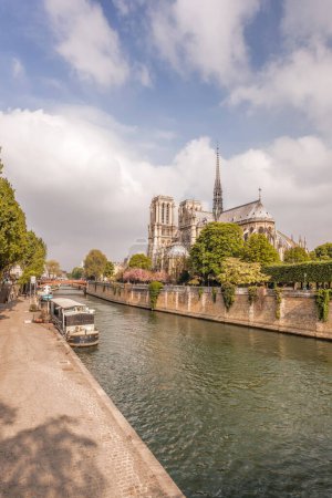 Foto de Catedral de Notre Dame con casas flotantes en el Sena durante la primavera en París, Francia - Imagen libre de derechos