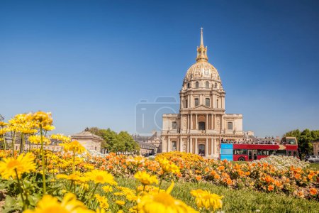 Téléchargez les photos : Vue des Invalides avec fleurs printanières et bus touristique à Paris, France - en image libre de droit