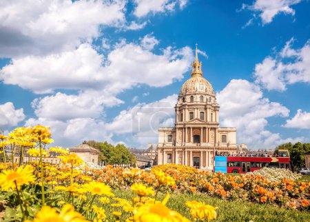 Téléchargez les photos : Vue des Invalides avec fleurs printanières et bus touristique à Paris, France - en image libre de droit