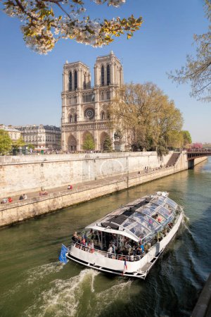 Foto de París, catedral de Notre Dame con barco por el Sena en Francia - Imagen libre de derechos