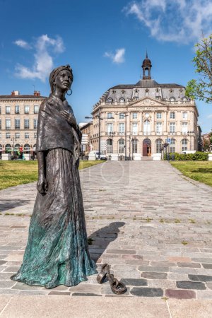 Téléchargez les photos : Statue de Marthe Adélaïde Modeste Testas le long de la Garonne et hôtel Maritime Stock Exchange à Bordeaux en France - en image libre de droit