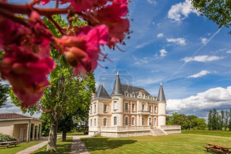 Téléchargez les photos : BORDEAUX, FRANCE - 5 MAI 2023 : Château Lamothe Bergeron - l'un des vignerons les plus célèbres de France - en image libre de droit