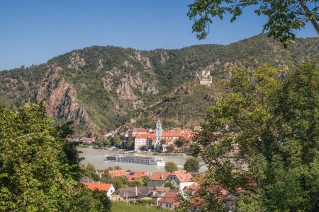 Téléchargez les photos : Panorama de la vallée de Wachau (site du patrimoine mondial de l'Unesco) avec bateau sur le Danube contre le village de Duernstein en Basse-Autriche, Autriche - en image libre de droit
