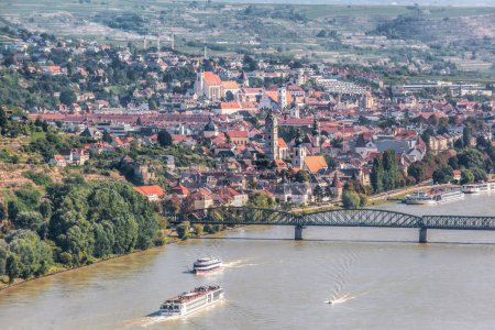 Foto de Panorama de la ciudad de Krems con barcos en el río Danubio en el valle de Wachau (Patrimonio de la Humanidad de la Unesco), Baja Austria, Austria - Imagen libre de derechos