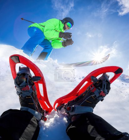 Foto de Esquiador esquiando cuesta abajo en las altas montañas contra raquetas de nieve. - Imagen libre de derechos