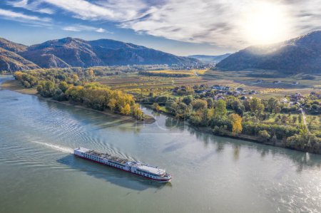 Foto de Panorama del valle de Wachau (Patrimonio de la Humanidad de la Unesco) con barco en el río Danubio cerca del pueblo de Weissenkirchen en Baja Austria, Austria - Imagen libre de derechos