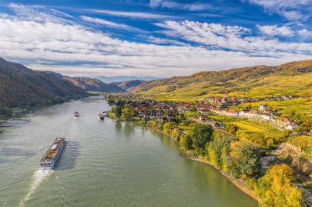 Foto de Panorama otoñal del valle de Wachau (Patrimonio de la Humanidad de la Unesco) con barcos en el río Danubio cerca del pueblo de Weissenkirchen en Baja Austria, Austria - Imagen libre de derechos