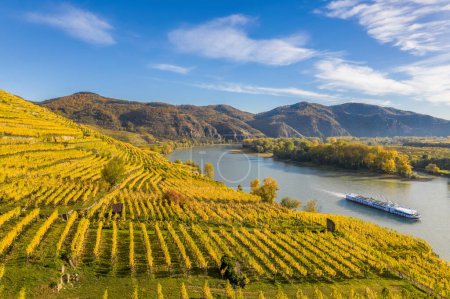 Foto de Panorama de otoño del valle de Wachau (Patrimonio de la Humanidad de la Unesco) con barco en el río Danubio cerca del pueblo de Weissenkirchen en Baja Austria, Austria - Imagen libre de derechos