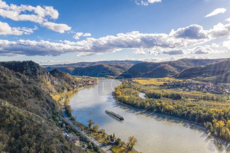 Foto de Panorama del valle de Wachau (UNESCO) con barco en el río Danubio cerca del pueblo de Durnstein en Baja Austria, Austria - Imagen libre de derechos