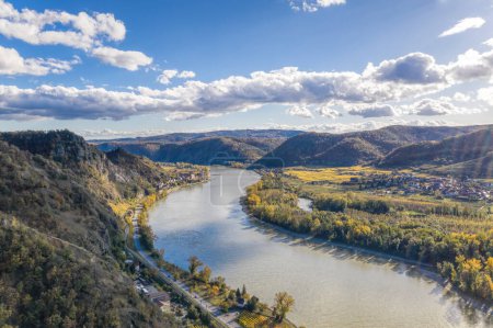 Foto de Panorama del valle de Wachau (UNESCO) durante el otoño con el río Danubio cerca del pueblo de Durnstein en Baja Austria, Austria - Imagen libre de derechos