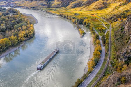 Foto de Panorama del valle de Wachau (UNESCO) con barco en el río Danubio cerca del pueblo de Durnstein en Baja Austria, Austria - Imagen libre de derechos