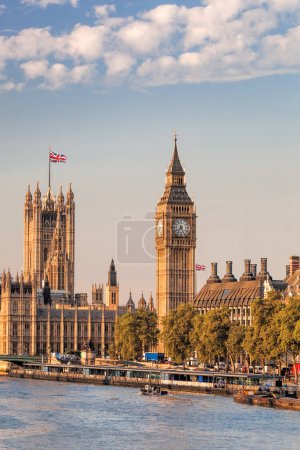 Foto de Famoso Big Ben con puente y río Támesis en Londres, Inglaterra, Reino Unido - Imagen libre de derechos