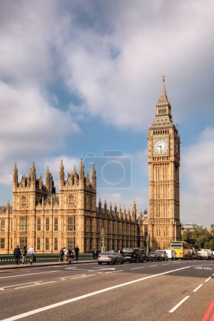 Téléchargez les photos : Big Ben lors d'une journée ensoleillée avec pont occupé à Londres, Angleterre, Royaume-Uni - en image libre de droit