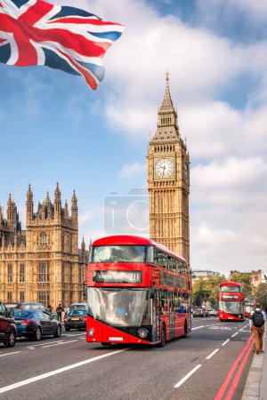 Foto de Big Ben con autobuses rojos en el puente contra la bandera de Inglaterra en Londres, Inglaterra, Reino Unido - Imagen libre de derechos
