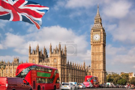 Foto de Big Ben con autobuses rojos en el puente contra la bandera de Inglaterra en Londres, Inglaterra, Reino Unido - Imagen libre de derechos
