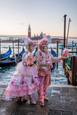 Foto de Coloridas máscaras de carnaval en un festival tradicional en Venecia contra las góndolas, Italia - Imagen libre de derechos