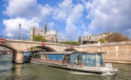 Foto de París, catedral de Notre Dame con barco por el Sena en Francia - Imagen libre de derechos