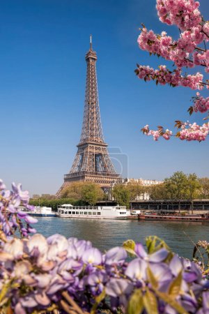 Foto de Torre Eiffel con barco durante la primavera en París, Francia - Imagen libre de derechos