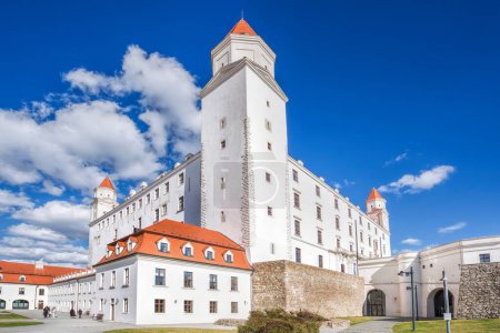 Foto de Castillo de Bratislava o Bratislavsky Hrad en Bratislava, capital de Eslovaquia durante el día de primavera. Castillo de Bratislava está en la colina sobre el río Danubio. - Imagen libre de derechos
