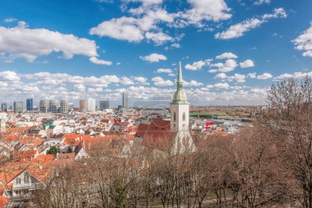 Foto de Vista del paisaje urbano de Bratislava con iglesia antigua contra rascacielos modernos junto al río Danubio y el casco antiguo de Eslovaquia. - Imagen libre de derechos