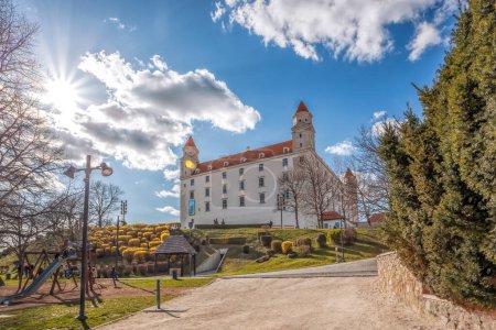 Foto de Castillo de Bratislava o Bratislavsky Hrad en Bratislava, capital de Eslovaquia durante el día de primavera. Castillo de Bratislava está en la colina sobre el río Danubio. - Imagen libre de derechos