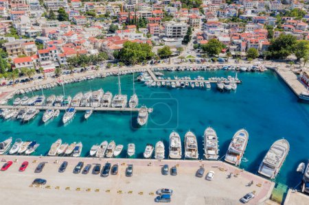 Vista aérea de Baska Voda ciudad con puerto en Makarska riviera, Dalmacia, Croacia