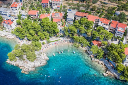 Luftaufnahme von Punta Rata Strand mit Booten und azurblauem Meer in Brela, Kroatien, Dalmatien, Kroatische azurblaue Küste