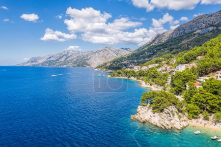 Luftaufnahme von Punta Rata Strand mit Booten und azurblauem Meer in Brela, Kroatien, Dalmatien, Kroatische azurblaue Küste