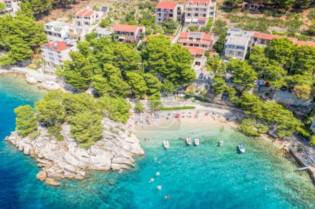 Foto de Vista aérea de la playa de Punta Rata con barcos y mar azul en Brela, Croacia, Dalmacia, costa azul croata - Imagen libre de derechos
