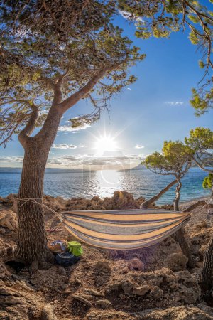 Foto de Red de hamacas instalada en la playa de Punta Rata en Brela, Croacia, Dalmacia, costa azul croata. - Imagen libre de derechos