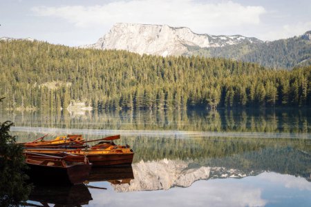 Foto de Durmitor lake with wooden boats taken in May 2022 - Imagen libre de derechos