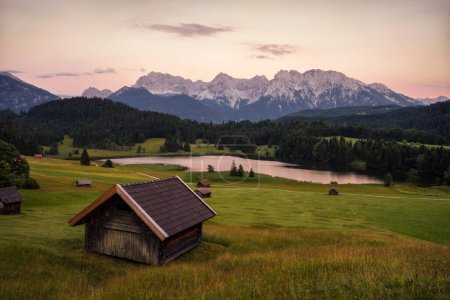 Foto de Hut at Geroldsee in southern Bavaria, taken in July 2022 - Imagen libre de derechos