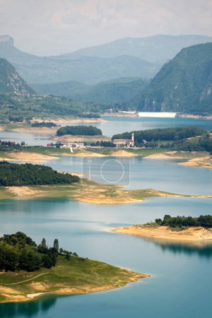 Foto de Rama Lake in Bosnia Herzegovina taken in June 2022 - Imagen libre de derechos