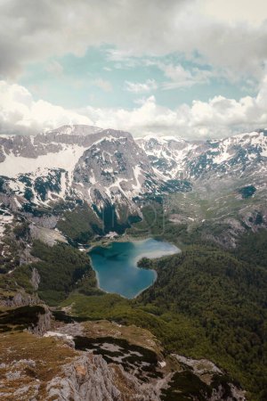 Foto de Trnovacko Lake and Albanian Alps taken in June 2022 - Imagen libre de derechos