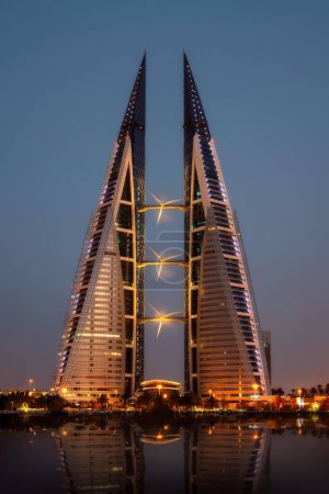 Foto de Manama, Bahrain skyline at night taken in April 2022 - Imagen libre de derechos