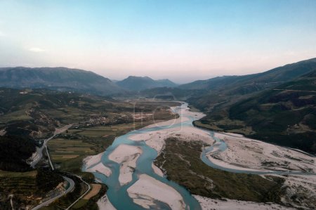 Téléchargez les photos : Winding river in Albania taken in May 2022 - en image libre de droit