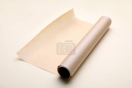 Téléchargez les photos : Rouleau de papier cuisson sur fond beige - en image libre de droit