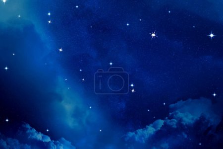Photo pour Belle vue du ciel nocturne avec nuages et étoiles - image libre de droit