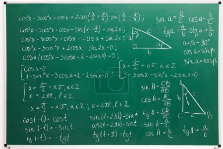 Foto de Muchas fórmulas matemáticas diferentes escritas en pizarra verde - Imagen libre de derechos